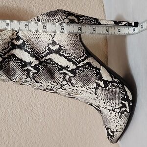 Steve Madden Debbie Natural Snake 🐍 Boots Sz 9.5